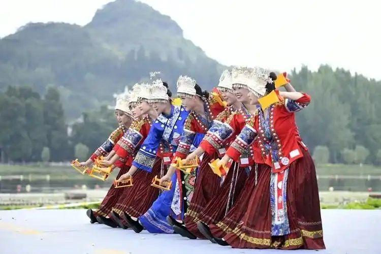 黔西南州布依族同胞欢庆六月六