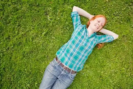 躺在绿地上的无忧无虑的女人图片