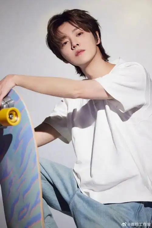 鹿晗清爽白西装#    鹿晗工作侧拍花絮来啦~白色西装清爽帅气  甘受
