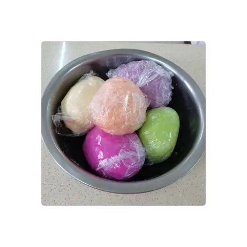 最后用果蔬汁和面,变成五颜六色的面团