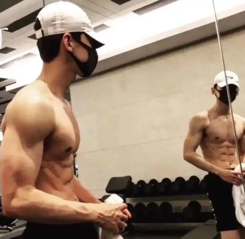 这谁顶得住啊 #白敬亭 #腹肌 - 抖音