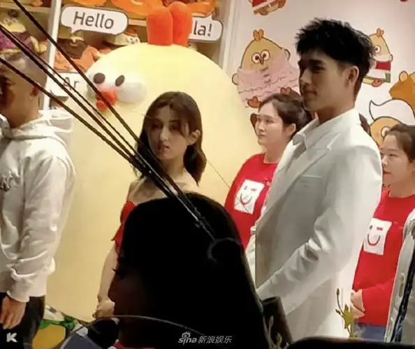 组图:张子枫陈飞宇现身活动同框 吊带红裙迷人白西装优雅好养眼