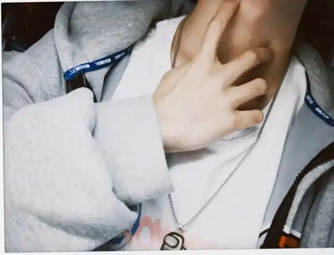 想拍个喉结但是