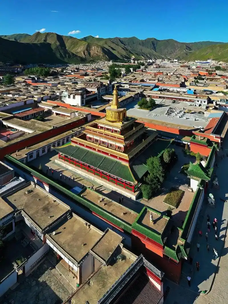 拉卜楞寺位于甘南地区夏河县,世界最大的藏学学府,一个缺氧不缺 - 抖