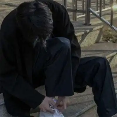 暗色系低调高冷孤独感男生头像