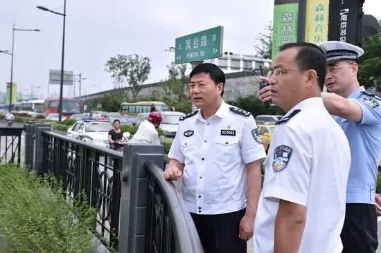 孙建友副市长深入积水点检查指导防汛保畅工作