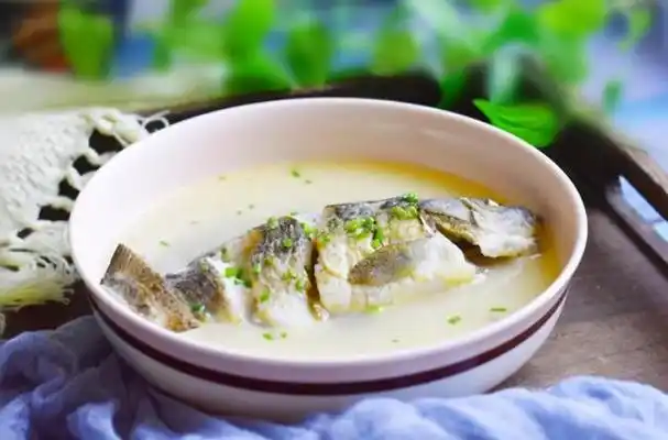 清汤鱼怎么做好吃不腥(炖鱼最忌三种调料)-第1张图片