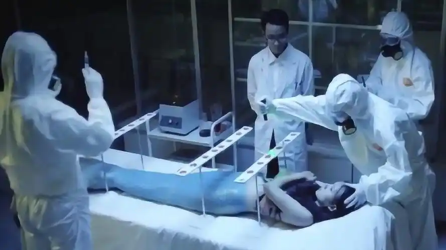 科学家抓到美人鱼进行可怕实验让她沦为赚钱的工具