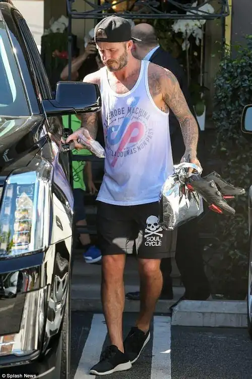 组图:贝克汉姆重拾健美好身材 穿背心花臂抢镜