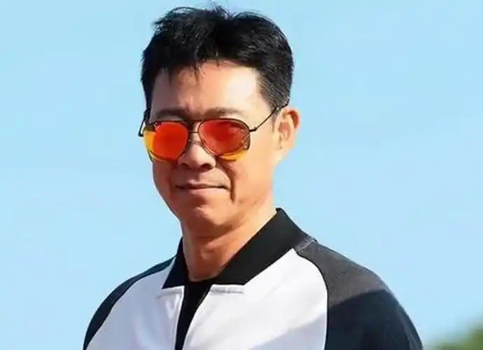 回顾演员张丰毅对吕丽萍和儿子漫不经心将小12岁的霍凡宠成宝