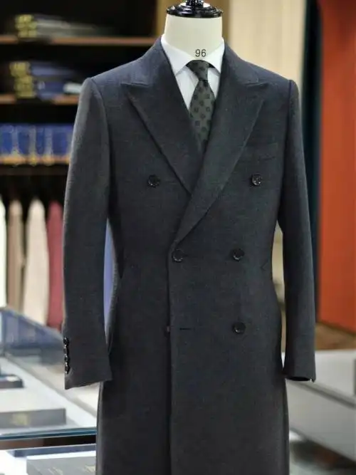 灰色羊毛羊绒绅士大衣深灰的底色搭配双排扣,枪驳头,船型胸兜和插袋腰