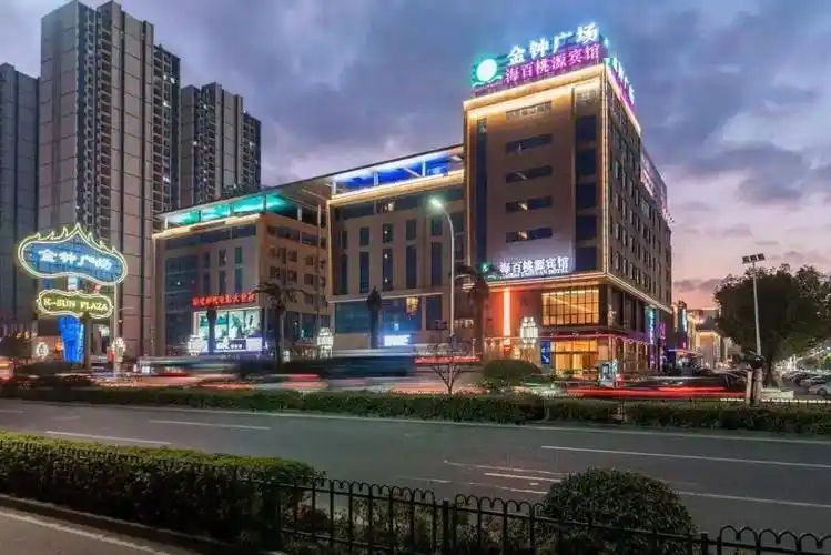 金钟广场特色美食街,承载着奉化人对夜宵的最初记忆和怀旧情结,这里是