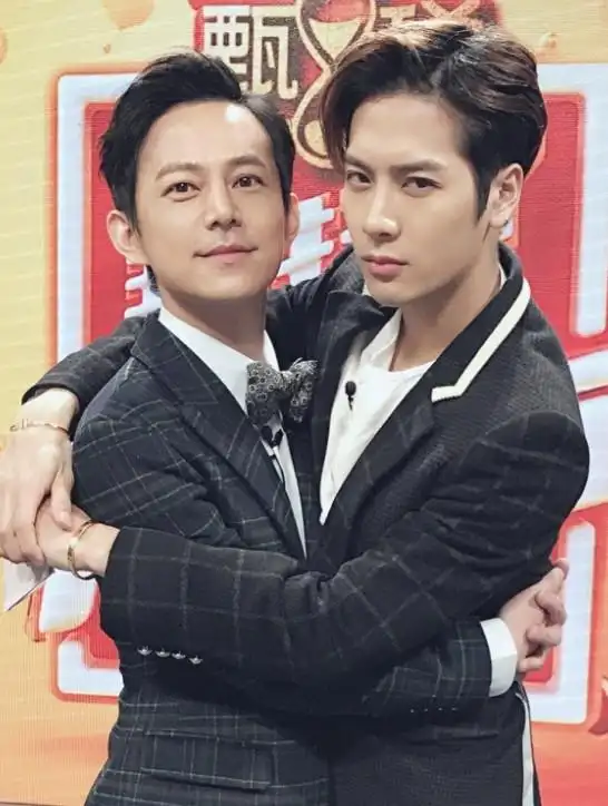 王嘉尔生日 何炅零点准时送祝福