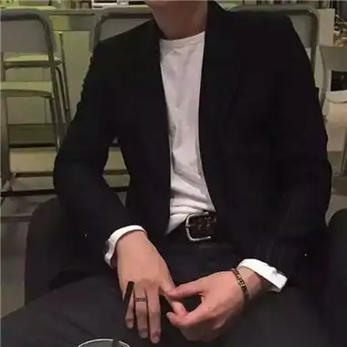 成熟稳重的男生陌陌头像高清大图我不喜欢说爱只喜欢谈钱