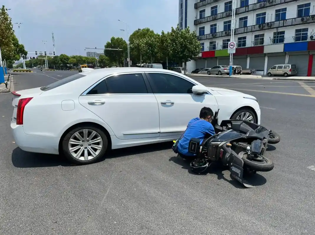 电瓶车逆行撞到我的,交警来了说要负30%的责任,疏于观察!喊 - 抖音