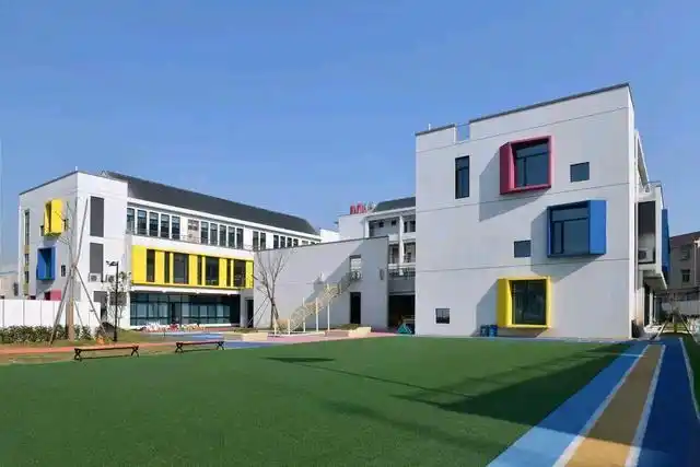 点缀符合幼儿心理的趣味化立面色彩和造型处理,力求建筑形态使幼儿园