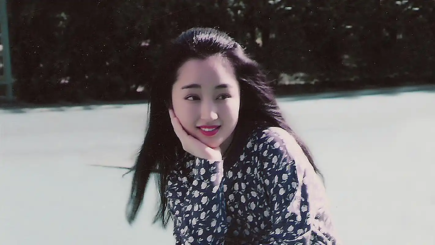 杨钰莹25年前一组青涩旧照,又纯又甜又可爱,嫩得像个瓷娃娃