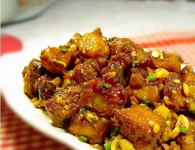 醉排骨将麻辣油倒入鱼片上,然后放入香菜即可.