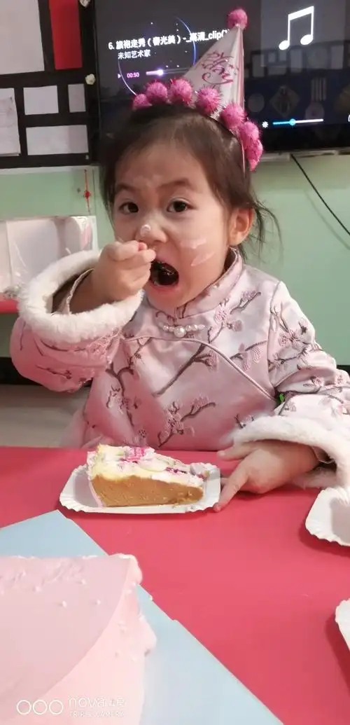 我要大口吃蛋糕真好吃