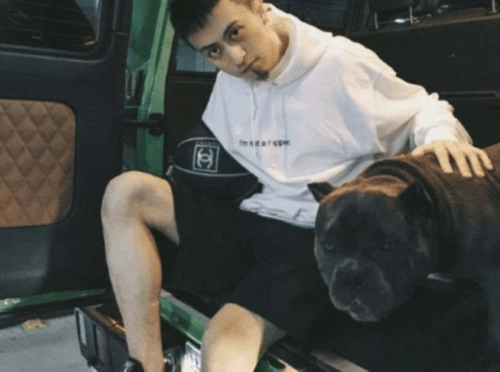 人称沪上皇秦奋一身穿搭多少钱网友一月工资能买他嘴上那根烟