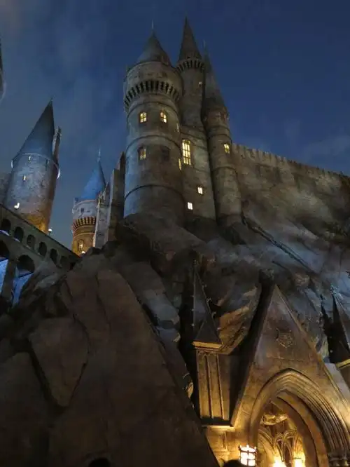 夜幕下诡异逼真的魔法城堡