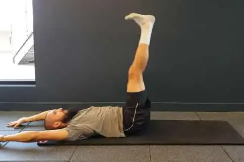 想要强化下腹部肌肉,试试仰卧举腿和这几个动作,练出清晰腹肌