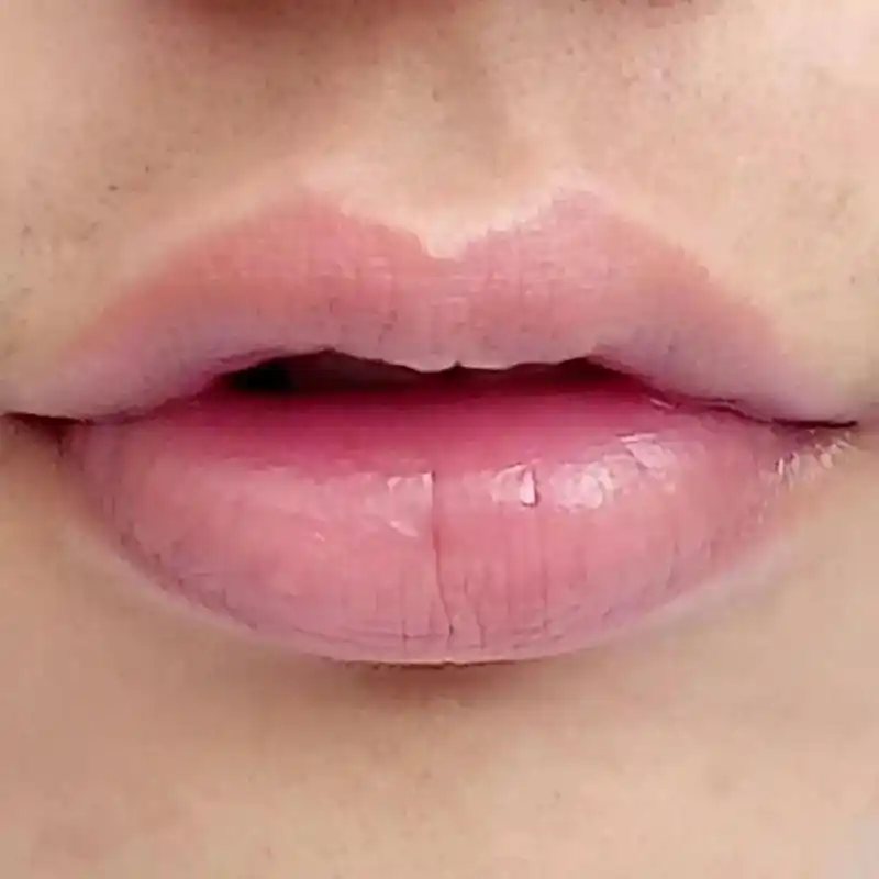 厚嘴唇人主要有以下特点: 为人诚恳:嘴唇厚的人多诚恳,踏实稳重