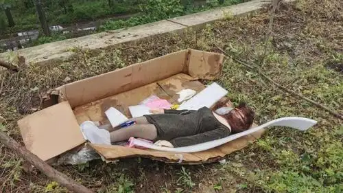 老淮江公路旁惊现女尸民警到达现场后发现