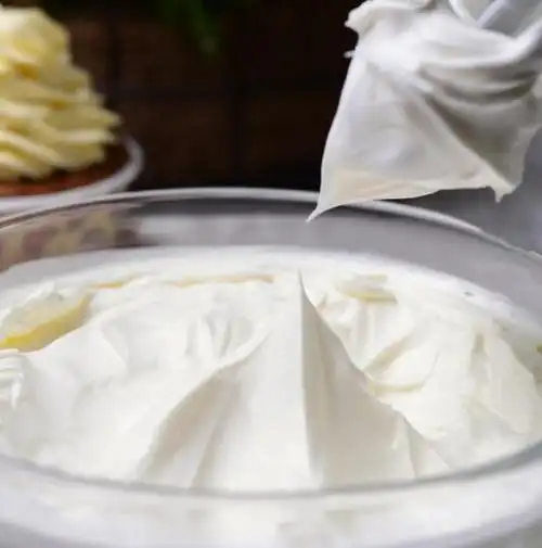 乳脂奶油是从天然新鲜牛奶中提取出来的,不添加任何的色素和添加剂