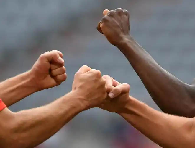 5月30日,拜仁慕尼黑队球员在比赛中击拳庆祝.