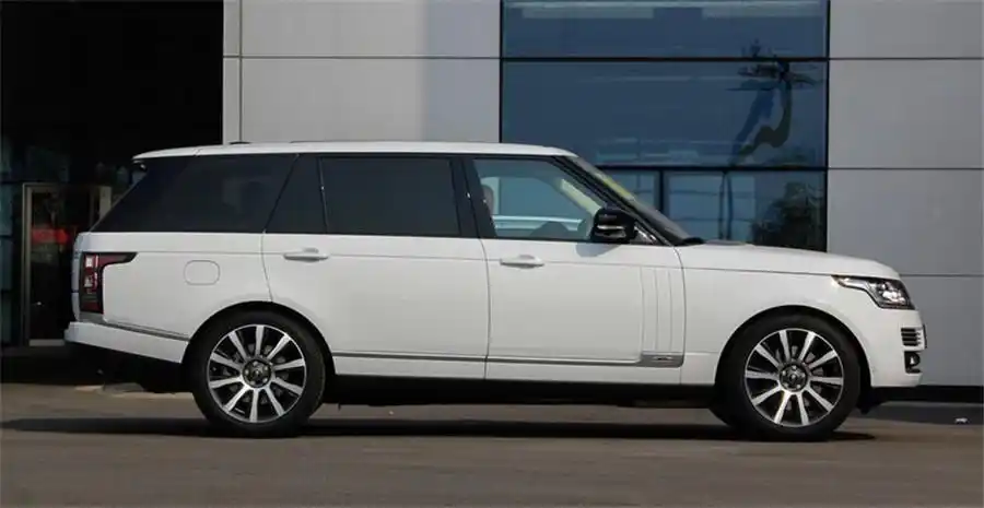 白色路虎揽胜行政版