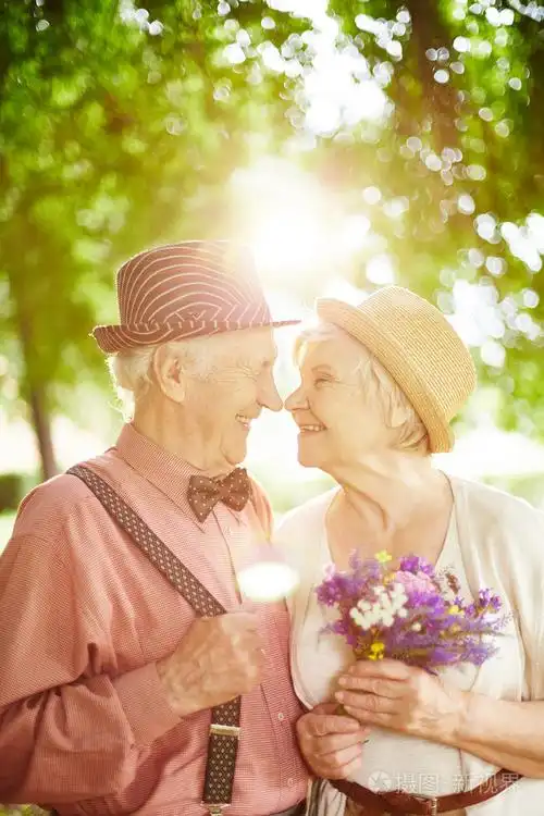 老年人热恋中的情侣