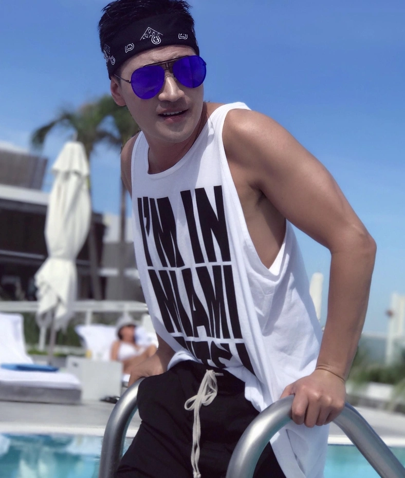 何晟铭曝迈阿密泳池美图,网友:哥哥,这么冷的天,不冷吗