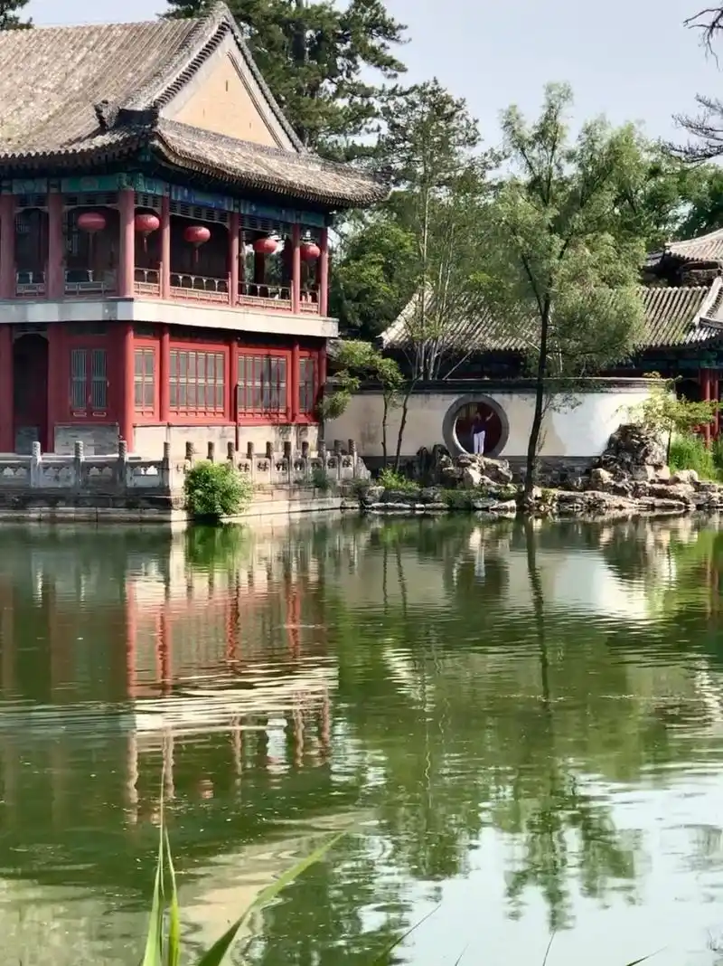 承德避暑山庄里最美景点湖区烟雨楼.