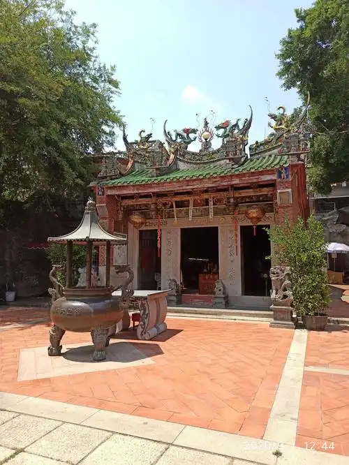 岛上有颇具南洋特色的小型庙宇.