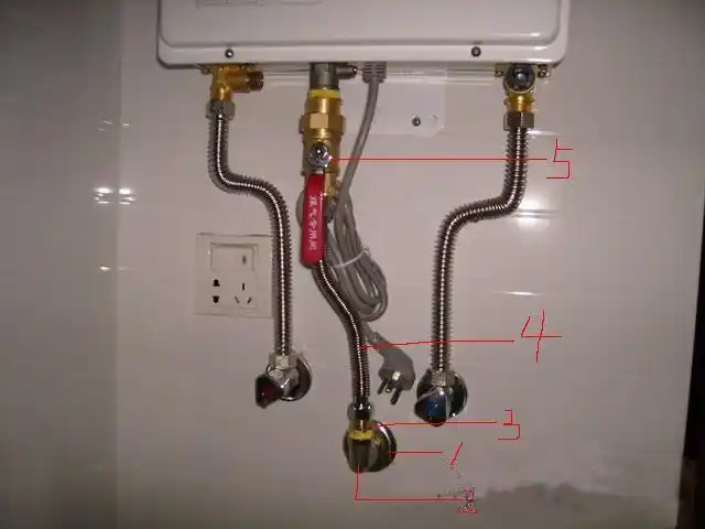 邻居自己装燃气热水器的连接管我瞅一眼不对劲燃气管竟用这种