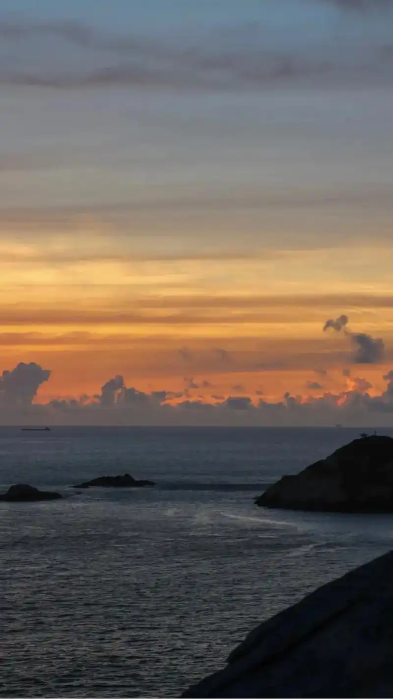 落日晚霞 "落日晚风的尽头,你有的是自由. 此后,咫尺天涯 - 抖音