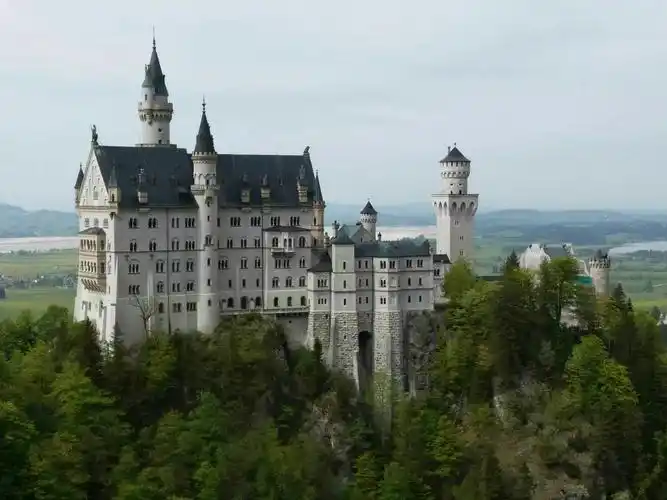 这座白墙兰顶的城堡宛如童话中的白天鹅般圣洁屹立于丛山之中,也叫