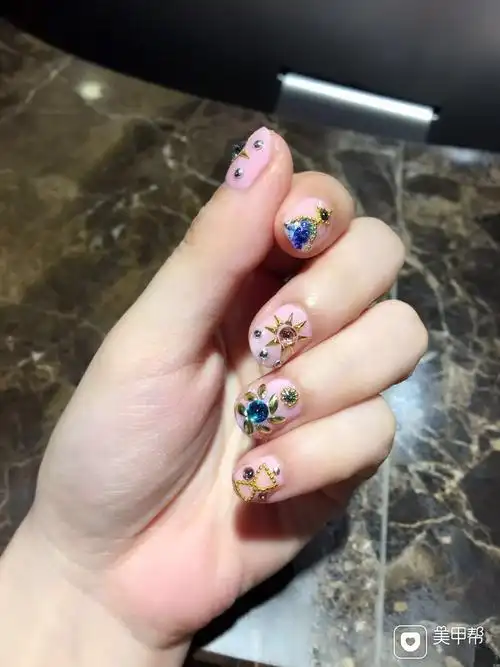 圆形日式裸美甲图片