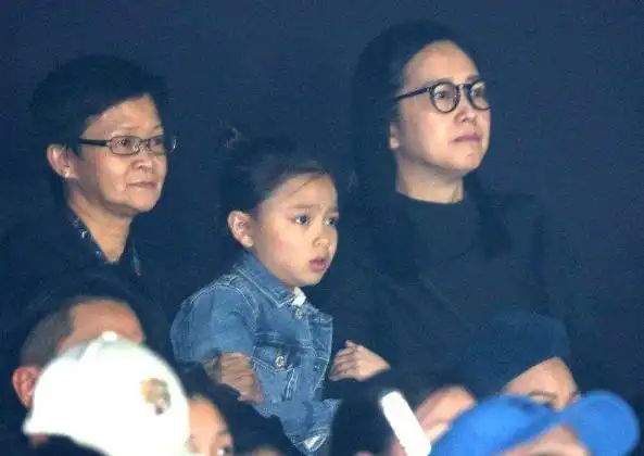 刘德华现身女儿毕业典礼,身材消瘦惹人疼,刘向蕙长大变化大__财经头条