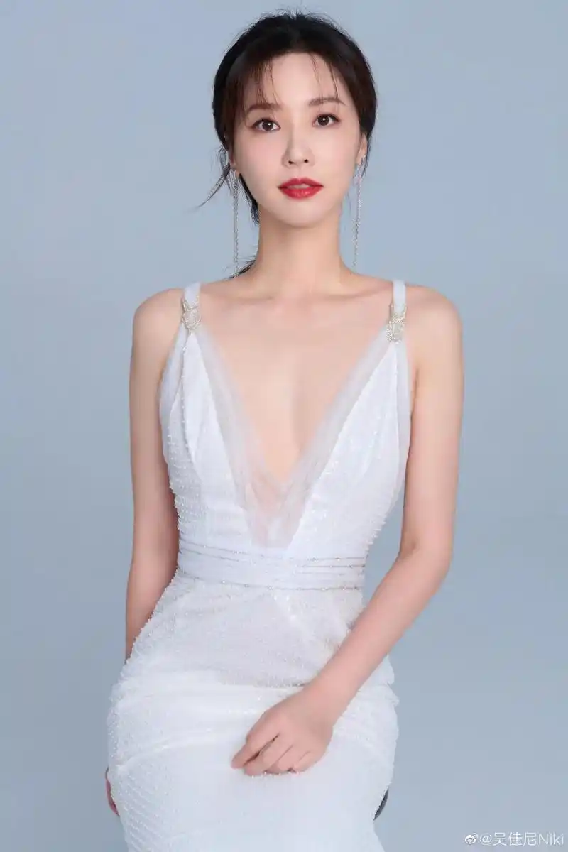 撕掉"马景涛前妻"标签,38岁吴佳尼颜值依旧,离婚后气场全开!