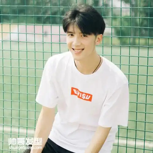 黑色短发帅哥图片 高中男生大学男生适合的帅气黑色发型黑色短发帅哥