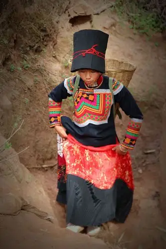 大凉山美姑县马洛村的彝族姑娘