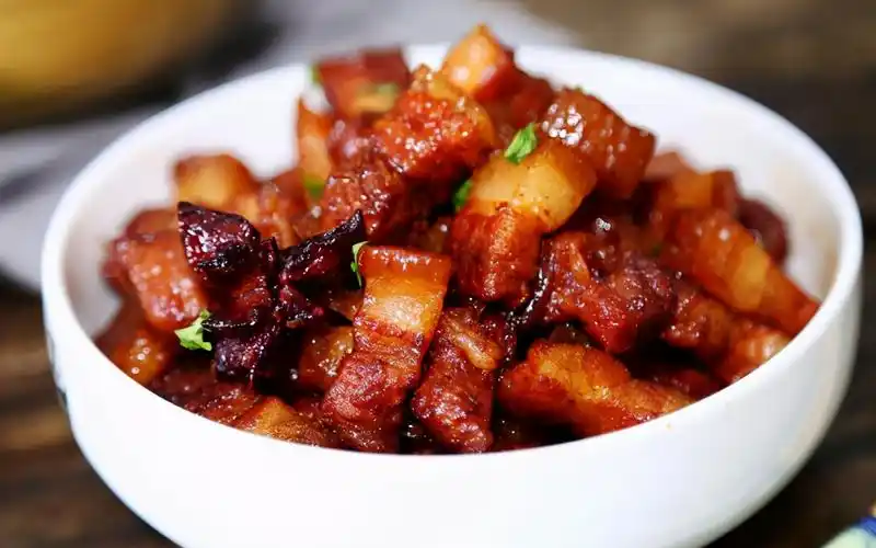 做红烧肉,谨记"3窍门",肉块红亮不发黑,吃着不柴不腻口