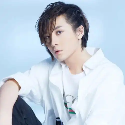 国籍:中国卡尔,真名叫剡文轩,992年出生于陕西西安,虎牙直播签约主播.