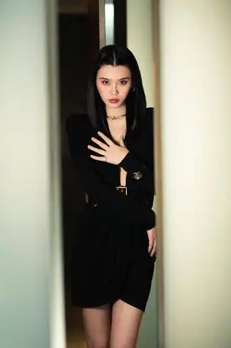 昨日ming奚梦瑶出席品牌活动全黑look简约大气