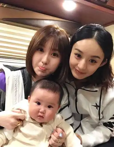 小沐沐探班赵丽颖合照超萌网友宝宝心想这是哪位