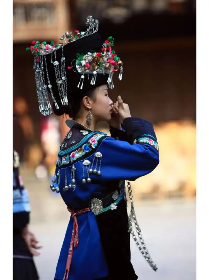 湘西苗族服饰文化之头帕 湘西苗族女性传统上发不外露,喜用青黑长布帕