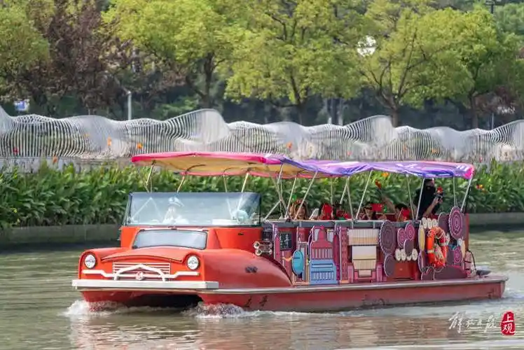 此次苏州河彩船巡游正值2022年9月17日苏州河游船首次亮相一周年.