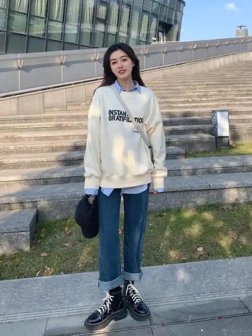 的就是卫衣 裤子穿搭,尤其是卫衣 牛仔裤穿搭,虽然是非常经典的搭配了